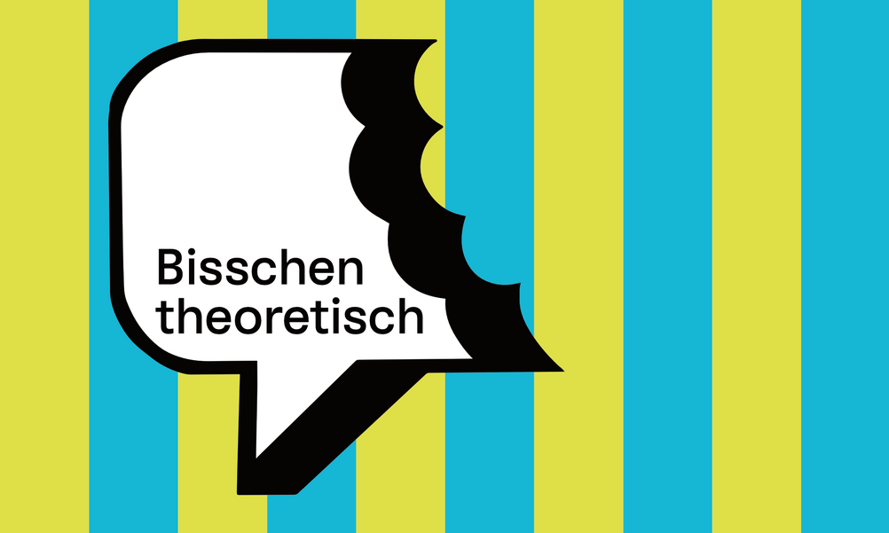 Vor einem gestreiften, zweifarbigen Hintergrund ist eine dreidimensionale Sprechblase mit weisser Front und schwarzen Seiten, in der steht "Bisschen theoretisch"