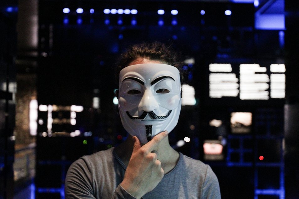 Anonymous Datencenter Eine Person mit Anonymus-Maske steht im Datencenter des Museums.