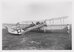 Historishes schwarz-weiss Foto eines Flugzeugs - Doppeldecker mit zwei Schwanzflossen - auf einem Flugfeld.